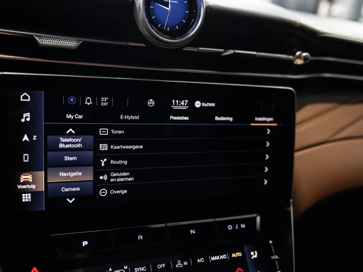 3.0 V6 Trofeo Rood leder | Panoramadak | Surround camera | Sonus Faber audio