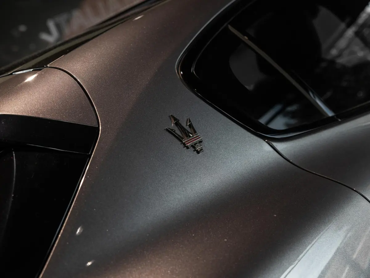 3.0 V6 Trofeo Rood leder | Panoramadak | Surround camera | Sonus Faber audio