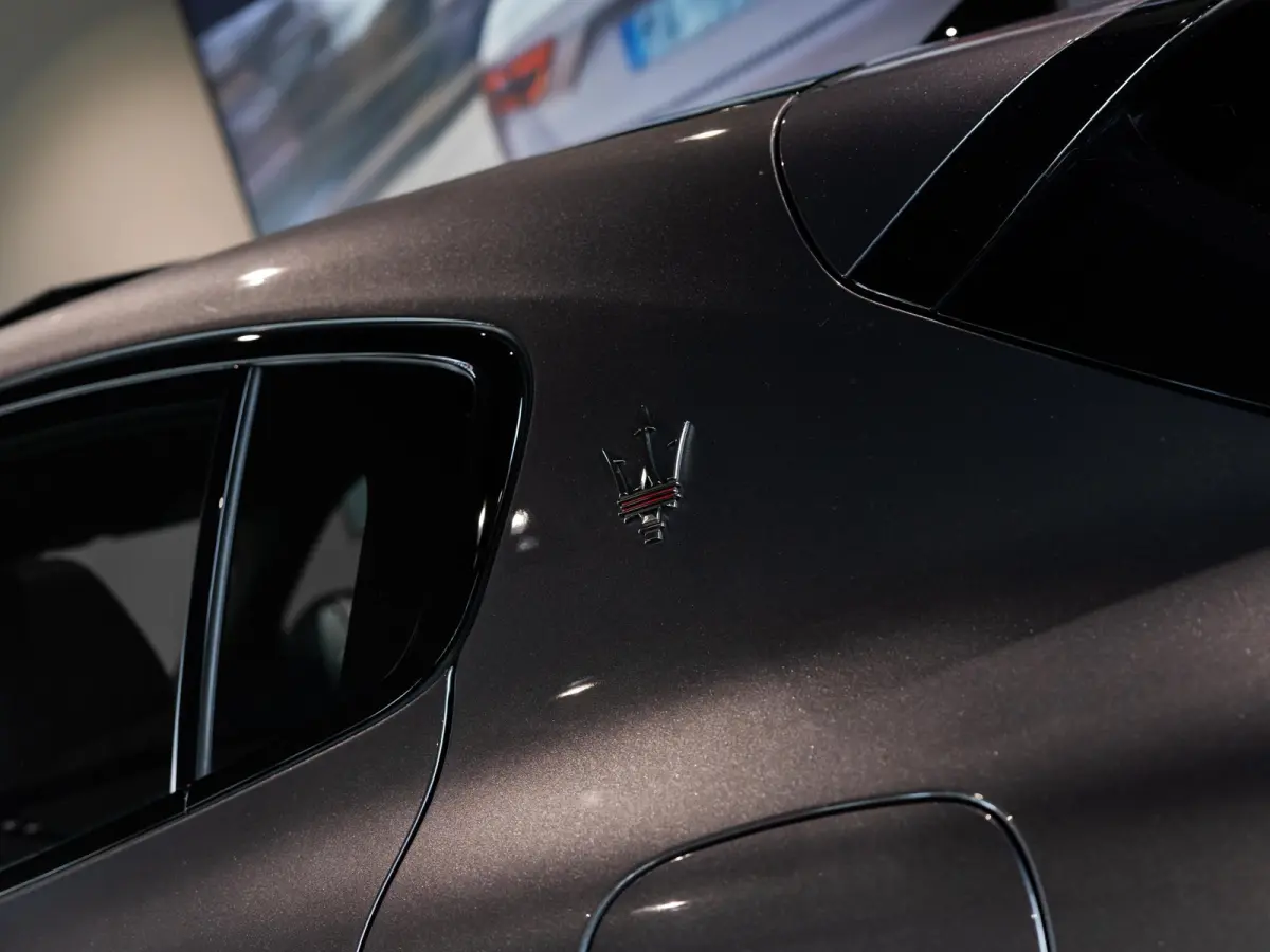 3.0 V6 Trofeo Rood leder | Panoramadak | Surround camera | Sonus Faber audio