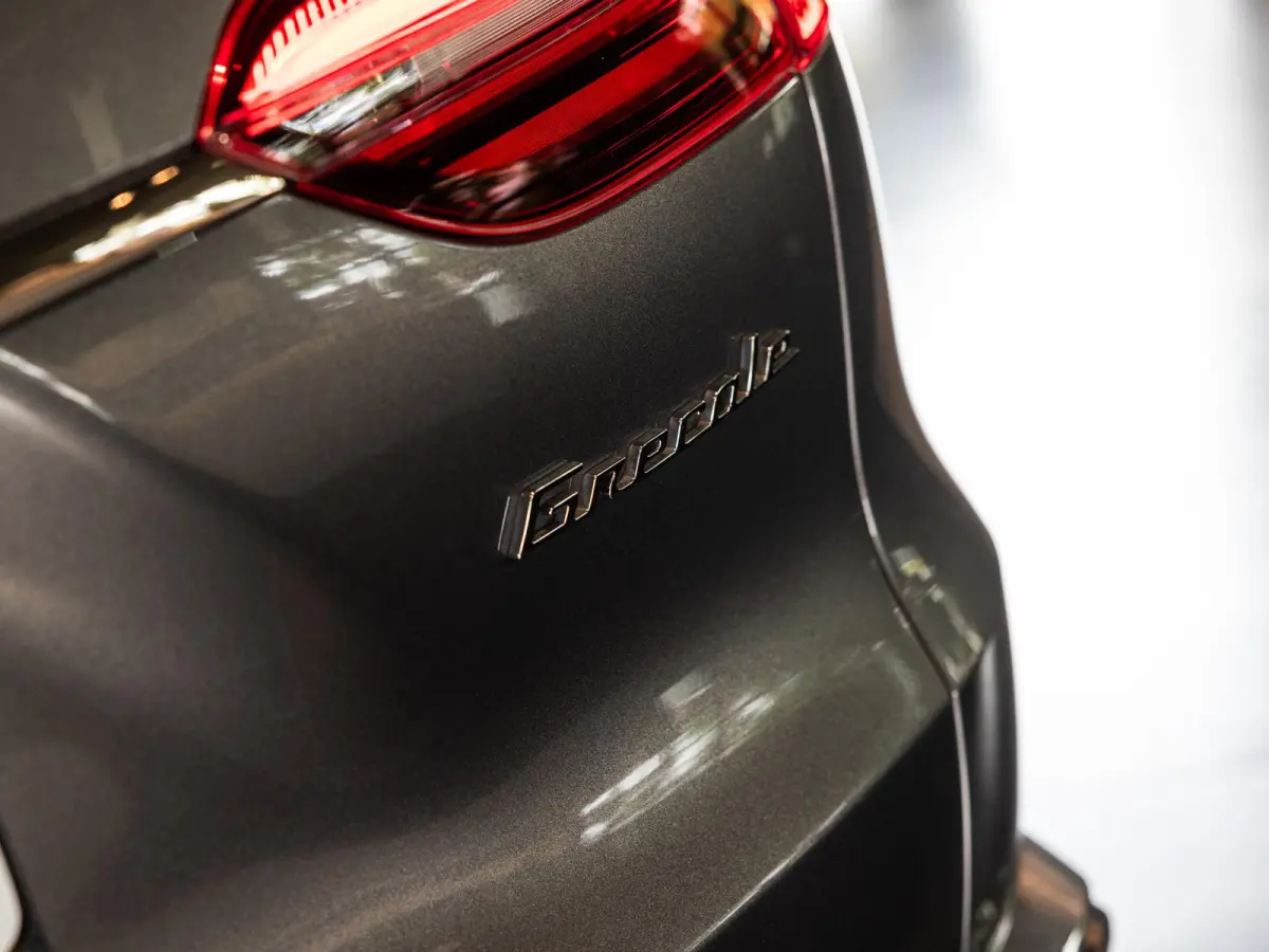 3.0 V6 Trofeo Rood leder | Panoramadak | Surround camera | Sonus Faber audio