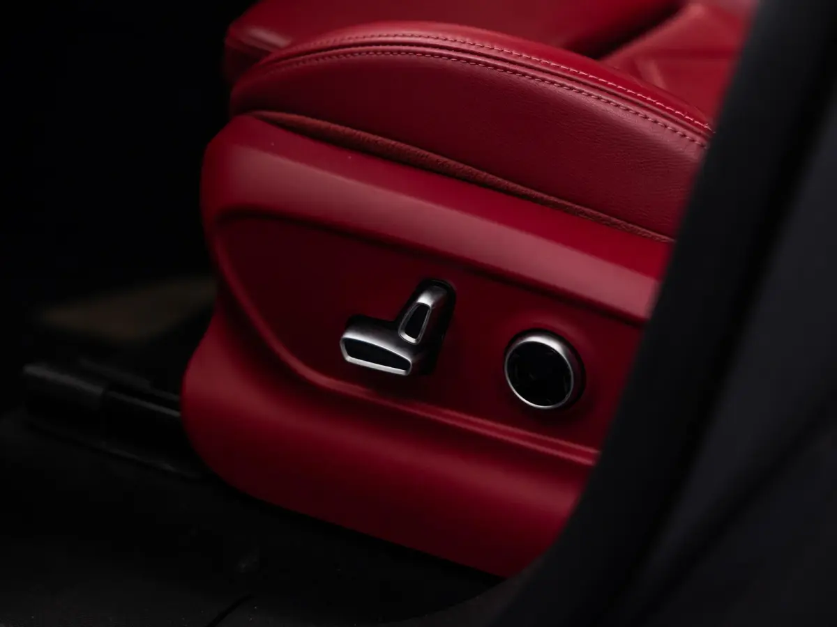 3.0 V6 Trofeo Rood leder | Panoramadak | Surround camera | Sonus Faber audio