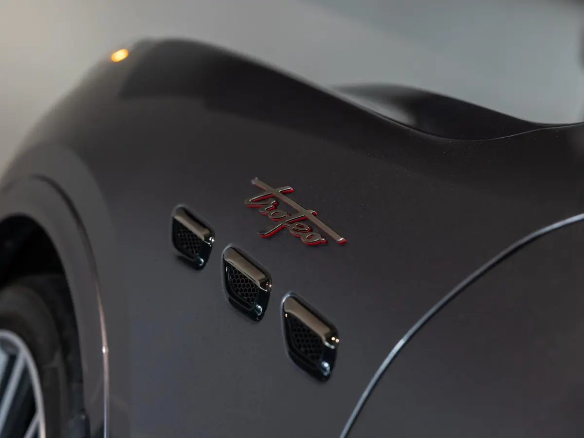 3.0 V6 Trofeo Rood leder | Panoramadak | Surround camera | Sonus Faber audio