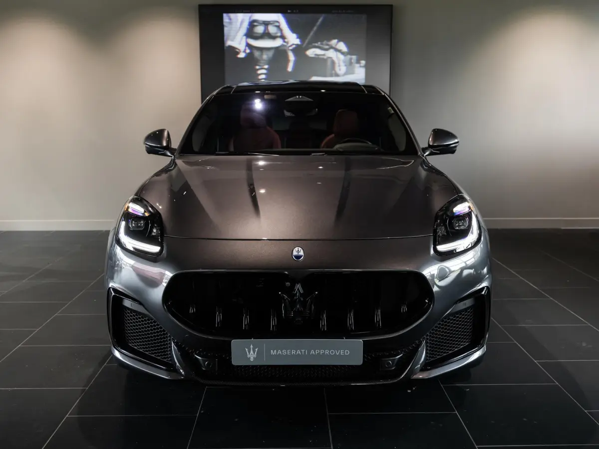 3.0 V6 Trofeo Rood leder | Panoramadak | Surround camera | Sonus Faber audio