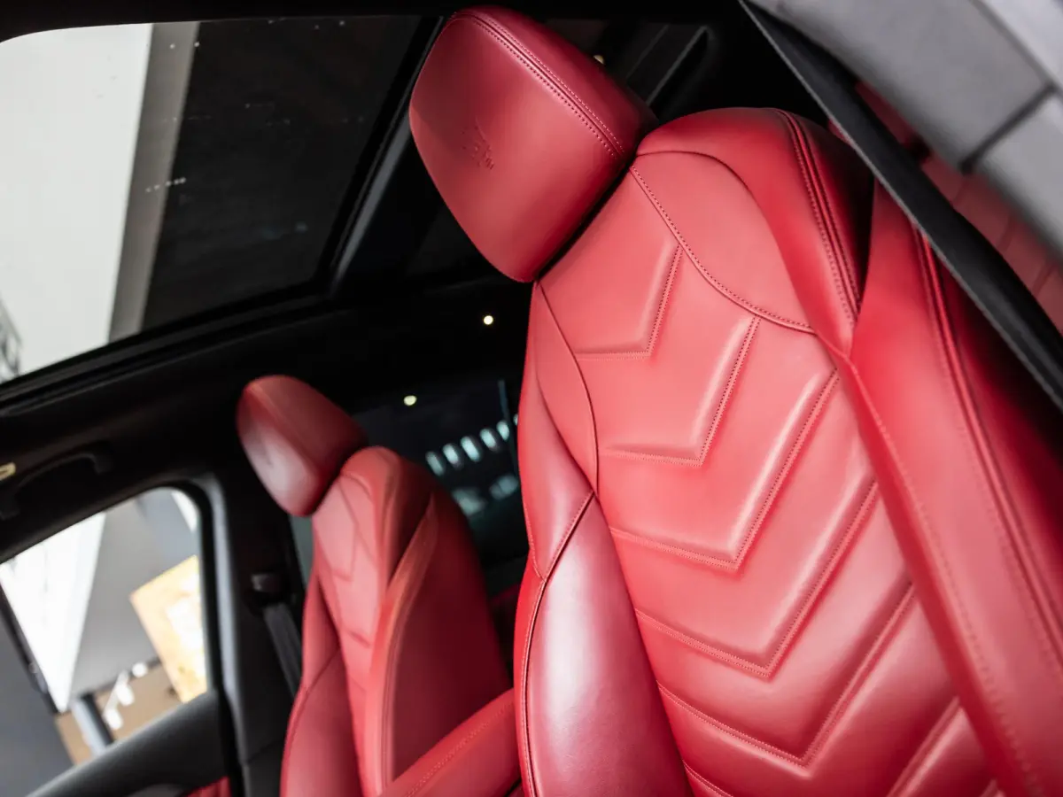 3.0 V6 Trofeo Rood leder | Panoramadak | Surround camera | Sonus Faber audio