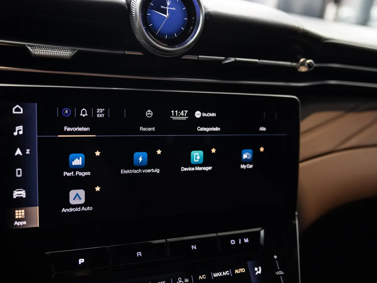 3.0 V6 Trofeo Rood leder | Panoramadak | Surround camera | Sonus Faber audio