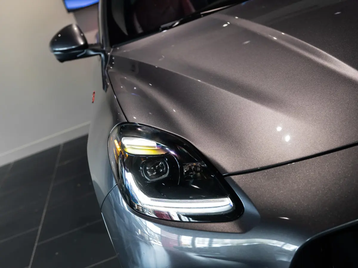 3.0 V6 Trofeo Rood leder | Panoramadak | Surround camera | Sonus Faber audio