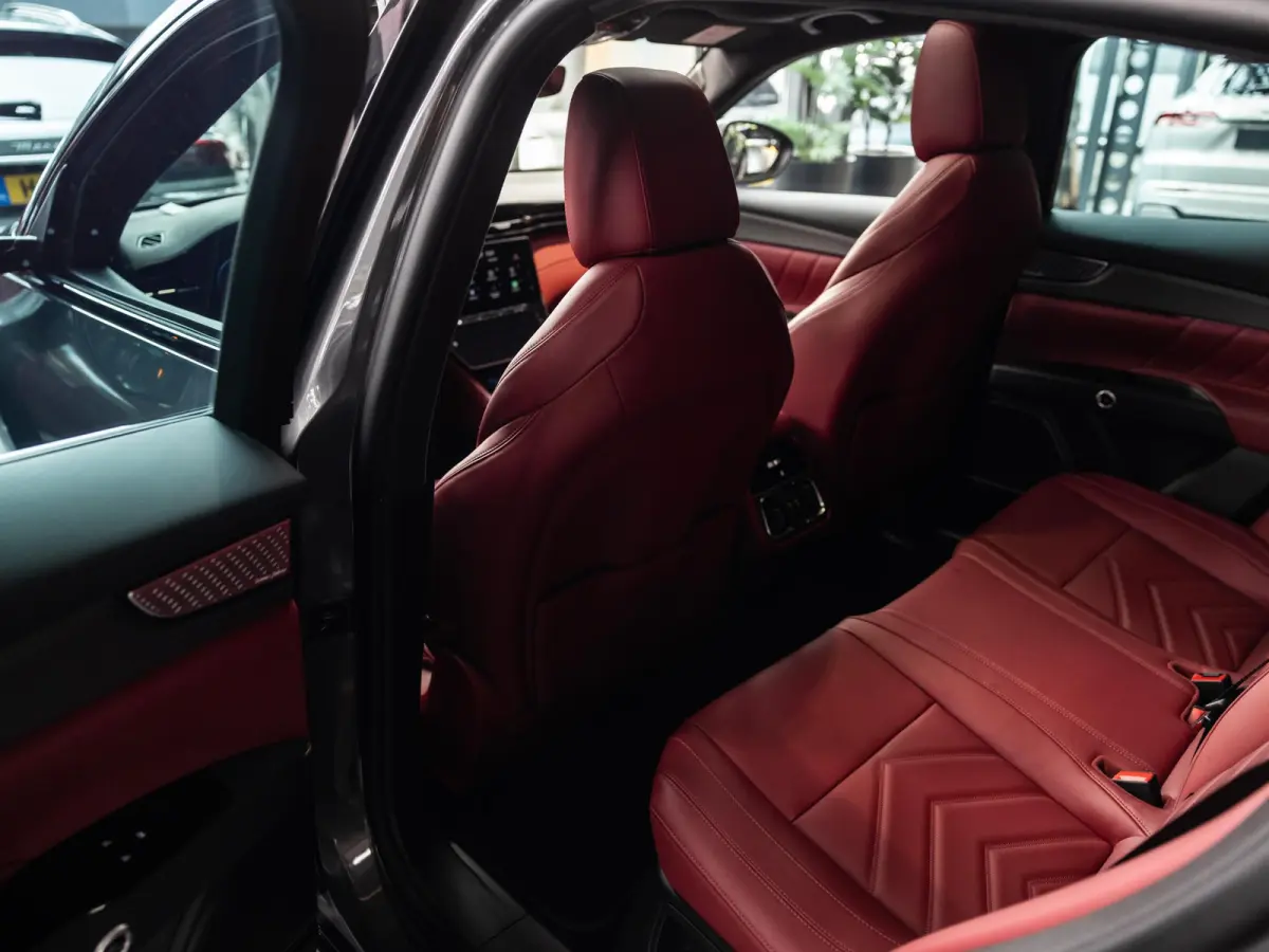 3.0 V6 Trofeo Rood leder | Panoramadak | Surround camera | Sonus Faber audio