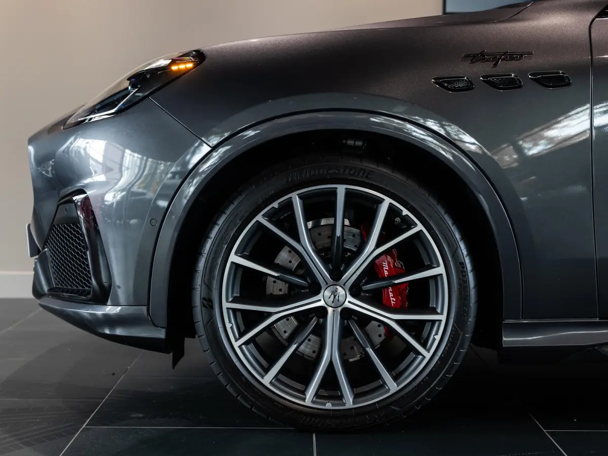 3.0 V6 Trofeo Rood leder | Panoramadak | Surround camera | Sonus Faber audio