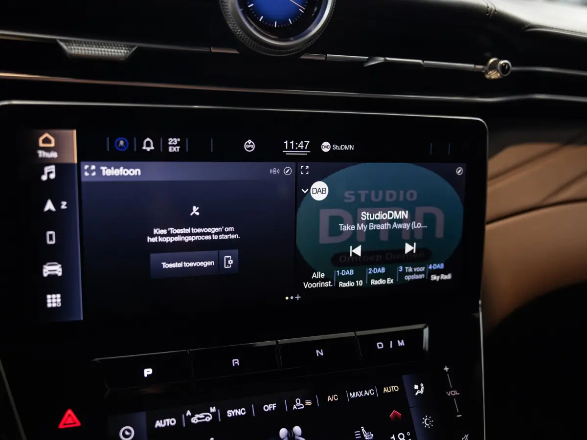 3.0 V6 Trofeo Rood leder | Panoramadak | Surround camera | Sonus Faber audio