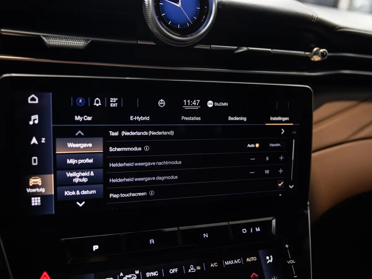 3.0 V6 Trofeo Rood leder | Panoramadak | Surround camera | Sonus Faber audio