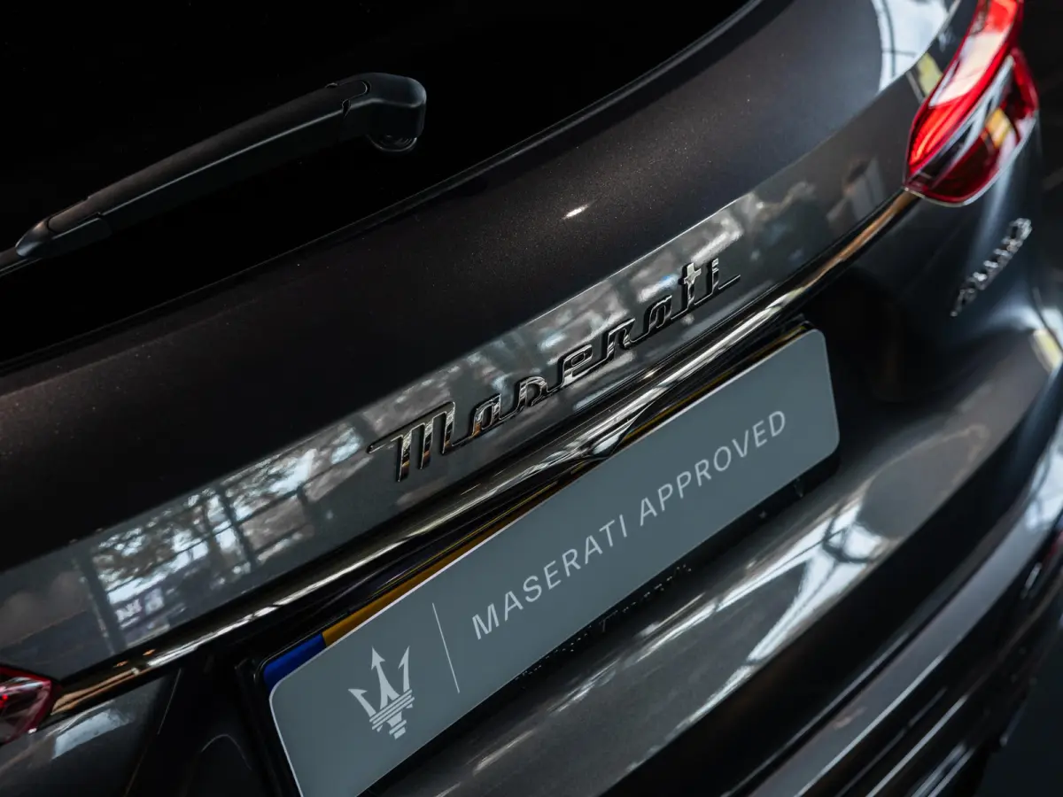 3.0 V6 Trofeo Rood leder | Panoramadak | Surround camera | Sonus Faber audio