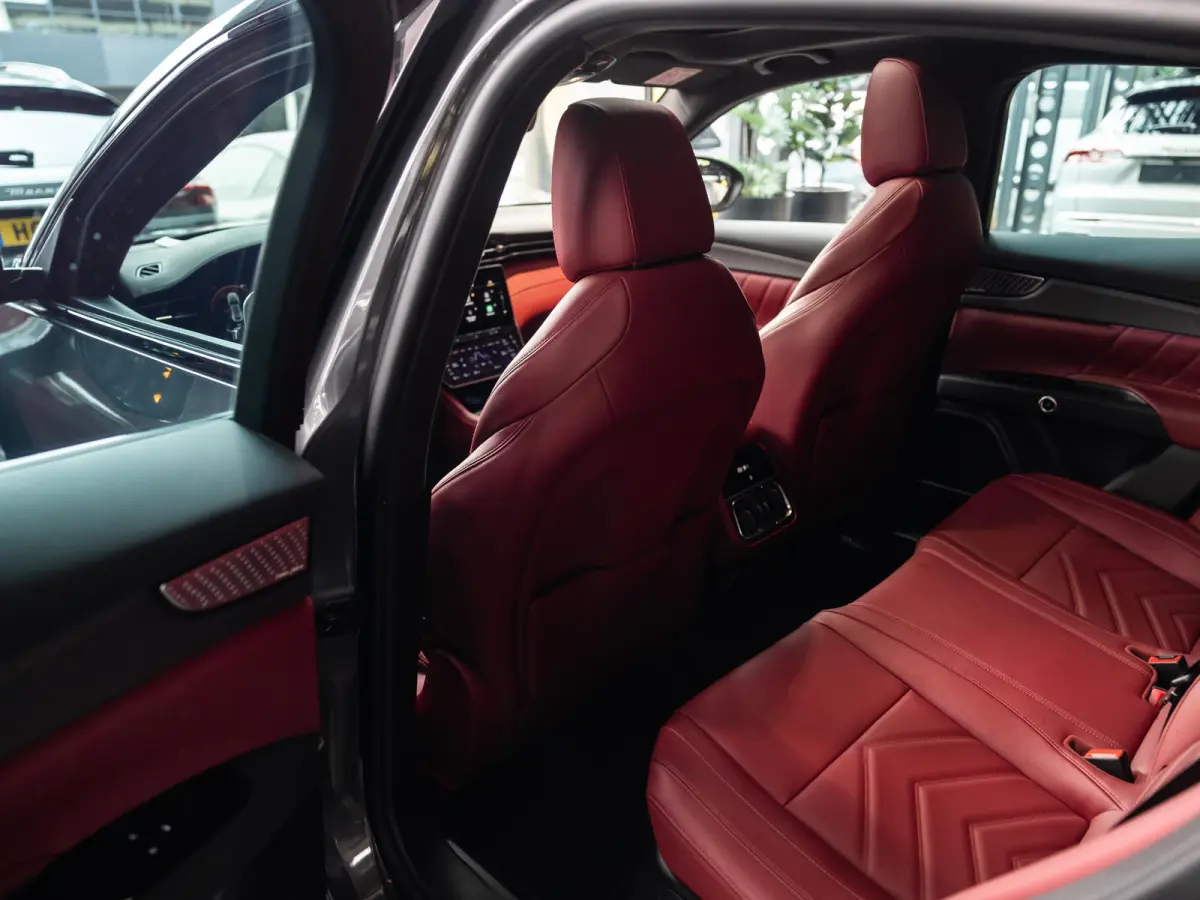 3.0 V6 Trofeo Rood leder | Panoramadak | Surround camera | Sonus Faber audio