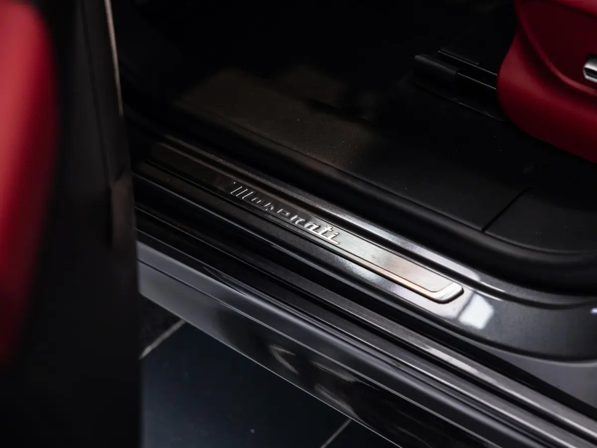 3.0 V6 Trofeo Rood leder | Panoramadak | Surround camera | Sonus Faber audio