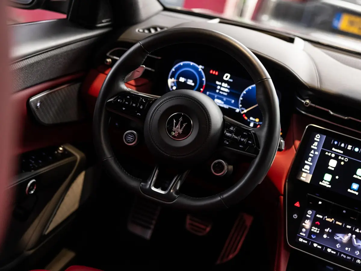 3.0 V6 Trofeo Rood leder | Panoramadak | Surround camera | Sonus Faber audio