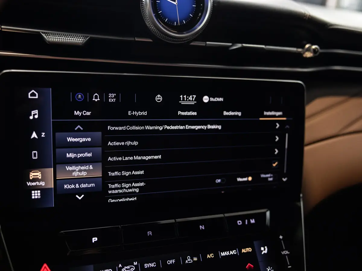 3.0 V6 Trofeo Rood leder | Panoramadak | Surround camera | Sonus Faber audio