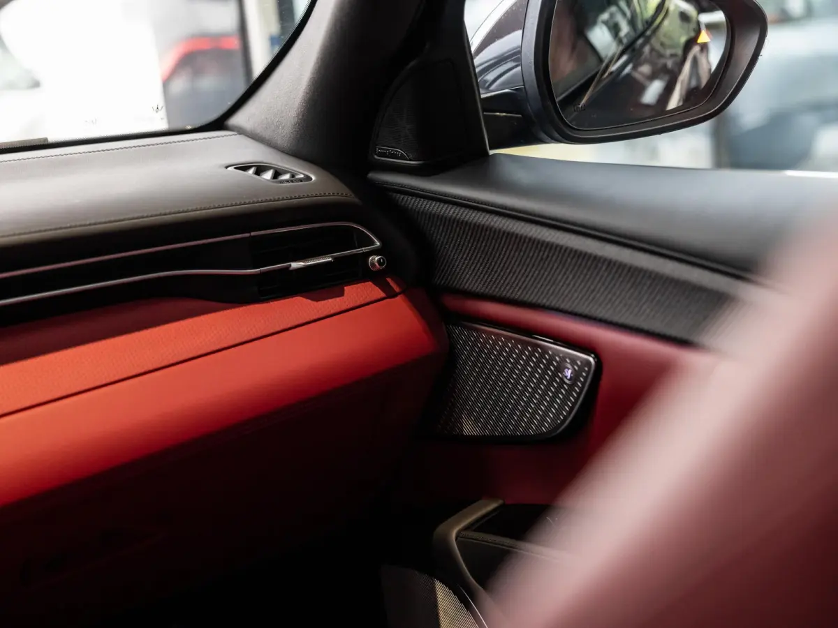 3.0 V6 Trofeo Rood leder | Panoramadak | Surround camera | Sonus Faber audio