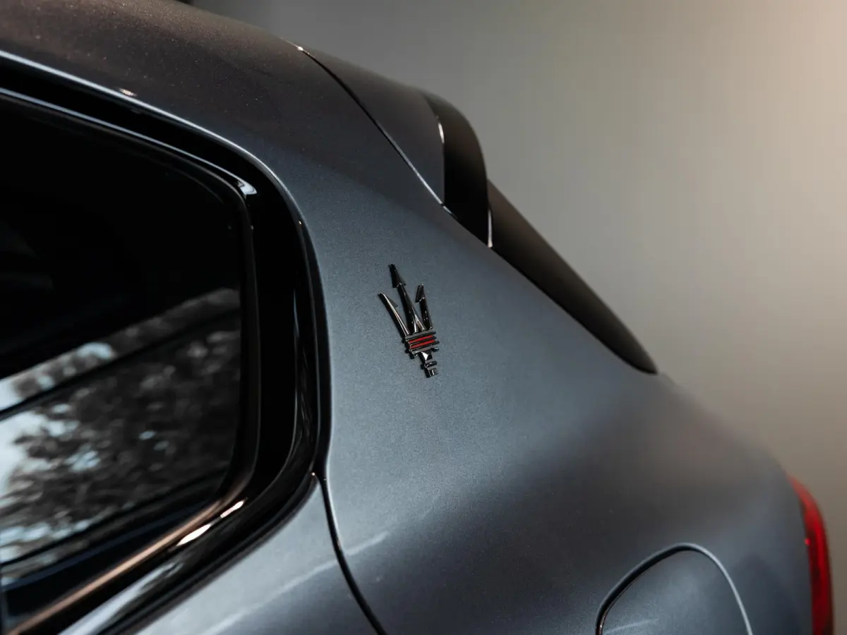 3.0 V6 Trofeo Rood leder | Panoramadak | Surround camera | Sonus Faber audio