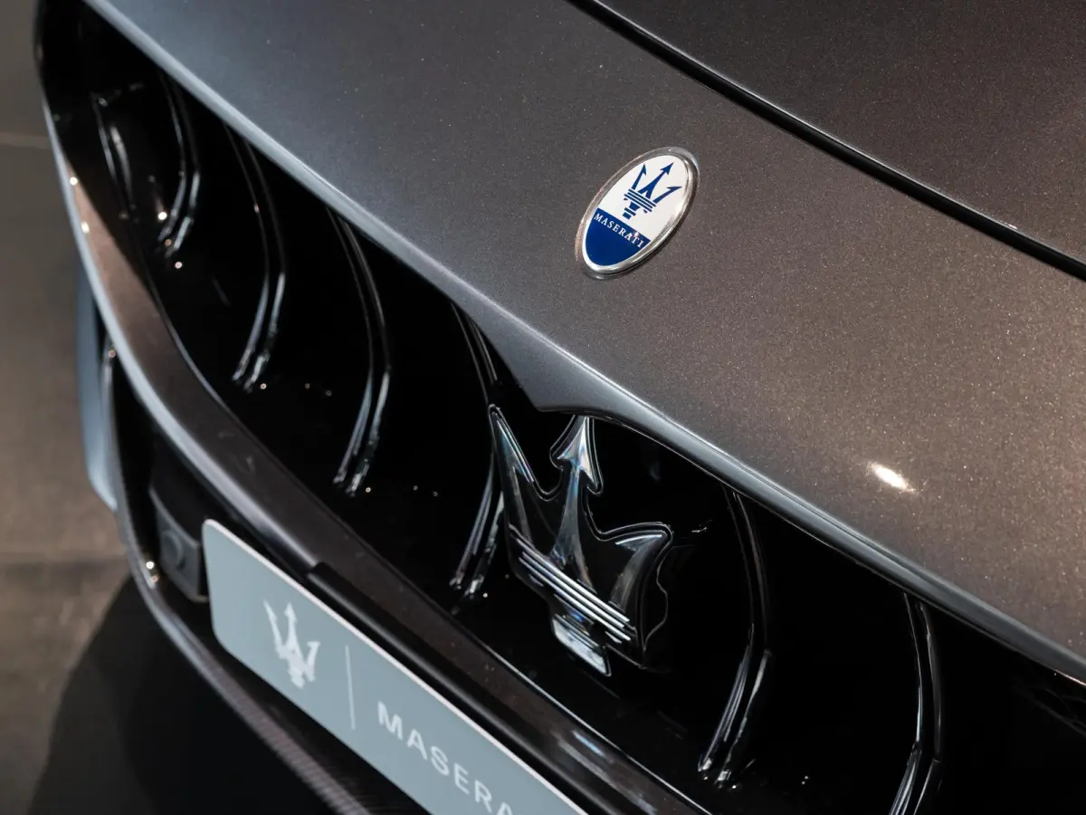 3.0 V6 Trofeo Rood leder | Panoramadak | Surround camera | Sonus Faber audio