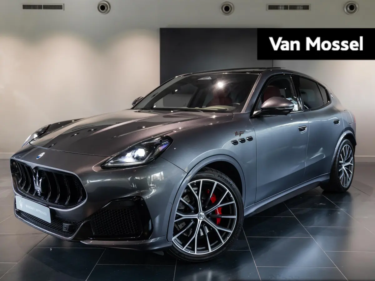 3.0 V6 Trofeo Rood leder | Panoramadak | Surround camera | Sonus Faber audio