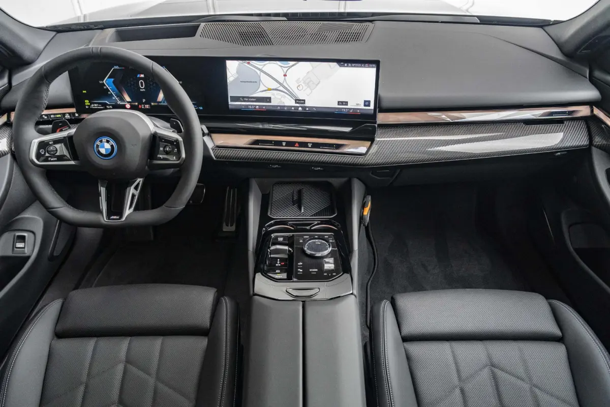 530e Touring | M Sportpakket Pro | Comfort Access | Driving Assistant Professional | Harman Kardon | Panoramadak | 20 inch | Trekhaak