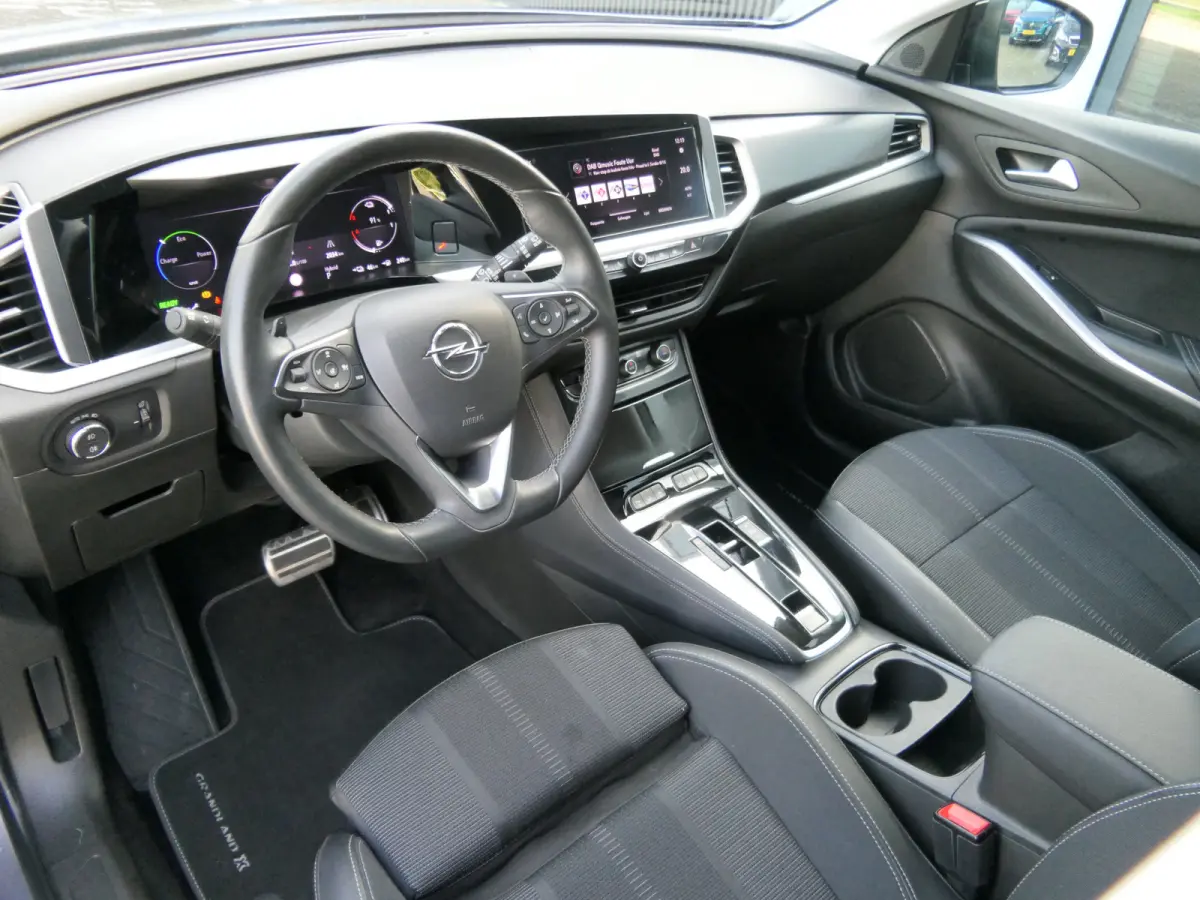 1.6 Turbo Plug-In Hybrid Business Elegance | LED Matrix