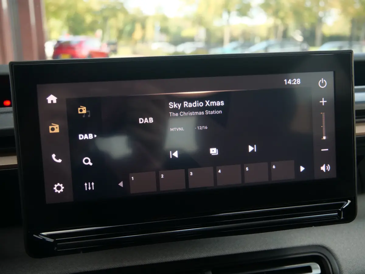 1.2 Hybrid 145pk Plus Apple Carplay / Camera / DAB / 17 inch