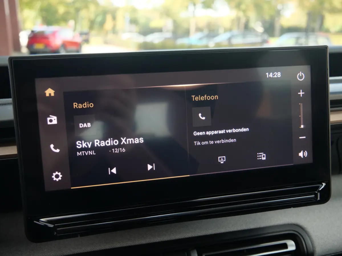 1.2 Hybrid 145pk Plus Apple Carplay / Camera / DAB / 17 inch