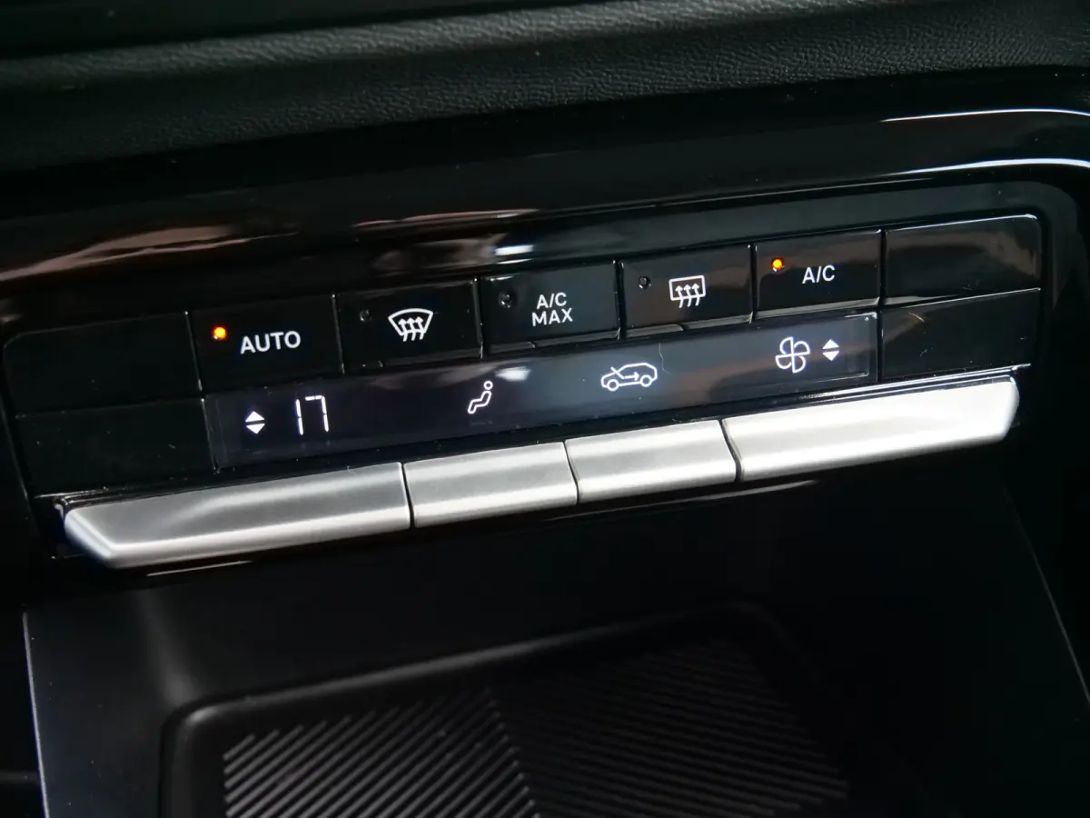 1.2 Hybrid 145pk Plus Apple Carplay / Camera / DAB / 17 inch