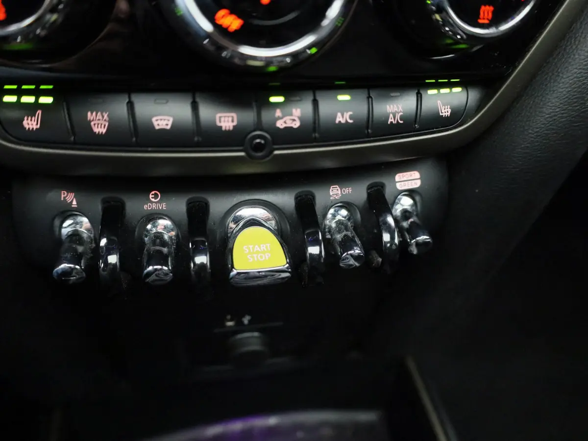 1.5 Cooper ALL4 Chili | HEAD-UP DISPLAY | ELEKTRISCHE ACHTERKLEP | LEDEREN BEKLEDING | STOELVERWARMING | APPLE CARPLAY - ANDROID AUTO | LED VERLICHTING | CLIMATE CONTROL | ACHTERUITRIJCAMERA