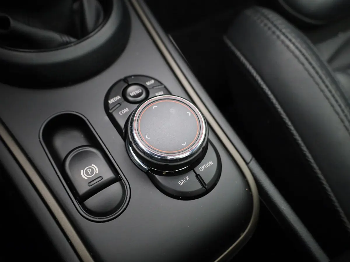 1.5 Cooper ALL4 Chili | HEAD-UP DISPLAY | ELEKTRISCHE ACHTERKLEP | LEDEREN BEKLEDING | STOELVERWARMING | APPLE CARPLAY - ANDROID AUTO | LED VERLICHTING | CLIMATE CONTROL | ACHTERUITRIJCAMERA