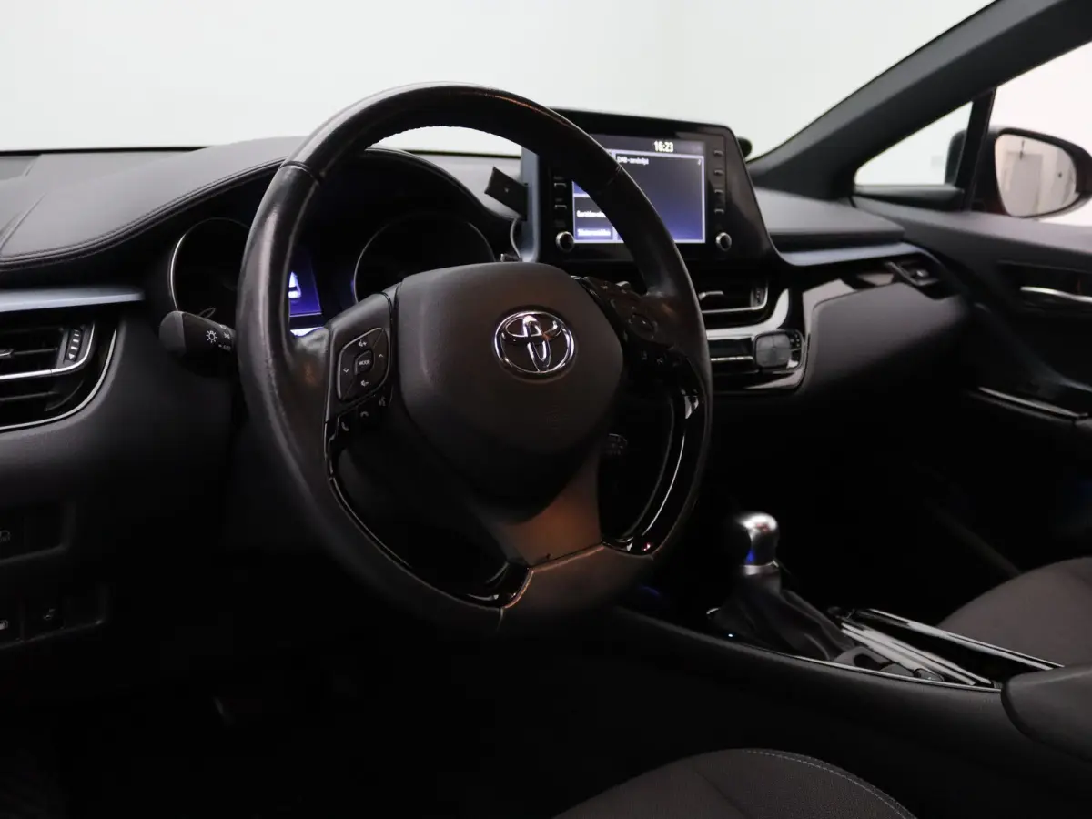 183pk Hybrid Bi-Tone Apple Carplay/Android Auto | Trekhaak afneembaar.