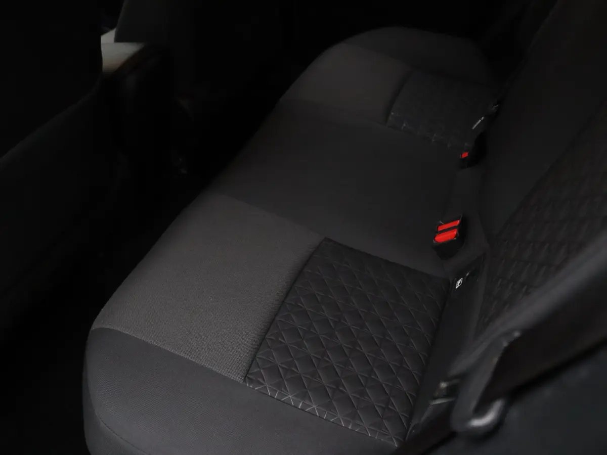 183pk Hybrid Bi-Tone Apple Carplay/Android Auto | Trekhaak afneembaar.