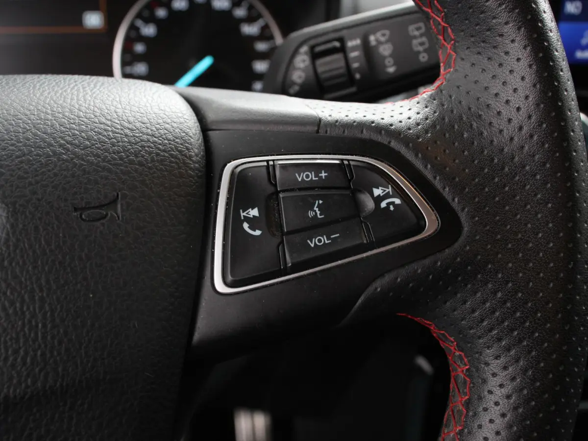 1.0 EcoBoost ST-Line Black Climate control Navigatie Parkeersensoren Camera Sfeerverlichting Lichtmetalen velgen