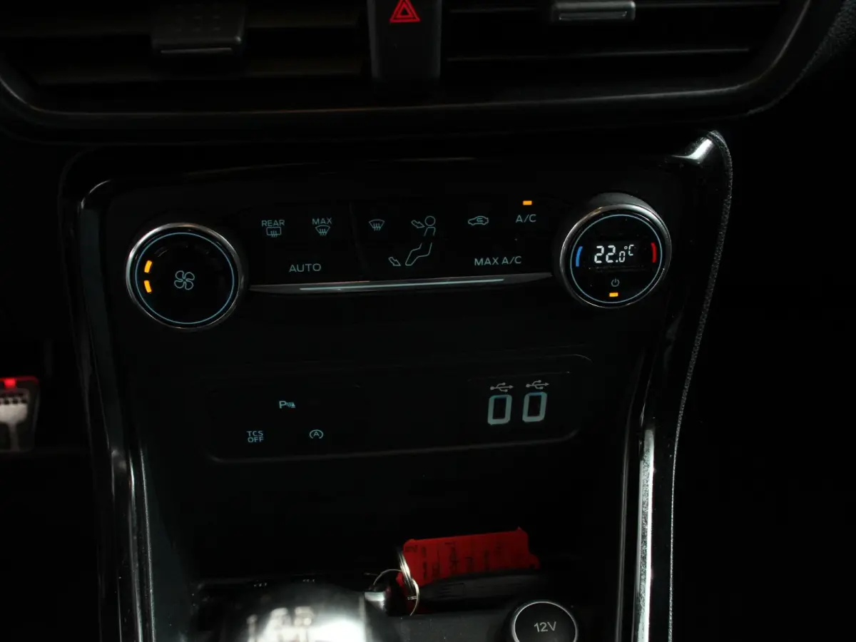1.0 EcoBoost ST-Line Black Climate control Navigatie Parkeersensoren Camera Sfeerverlichting Lichtmetalen velgen