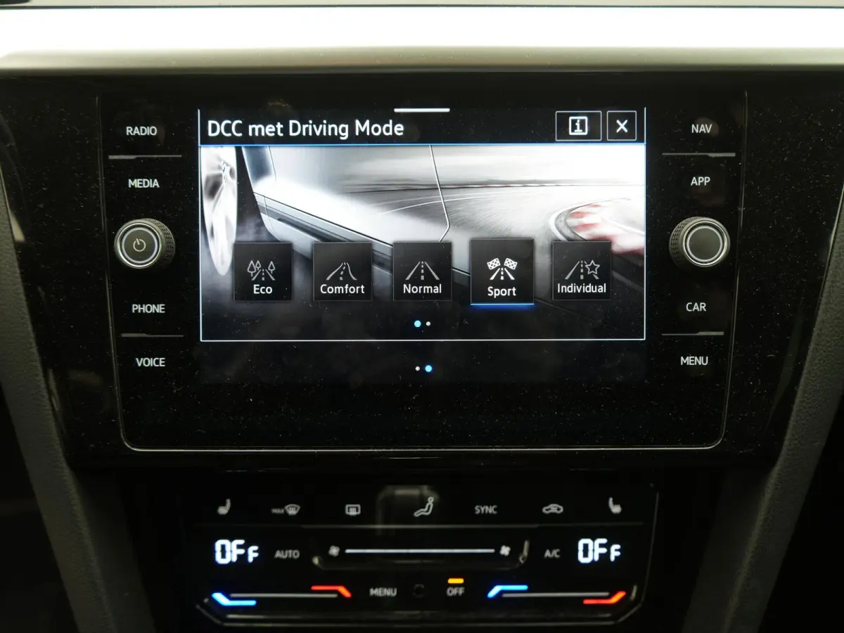 1.4 TSI eHybrid Elegance | STOELVERWARMING VOOR EN ACHTER | ADAPTIEF CRUISE CONTROL | MATRIX LED KOPLAMPEN | 18 " LICHTMETALEN VELGEN | 12 MAANDEN BOVAG GARANTIE |