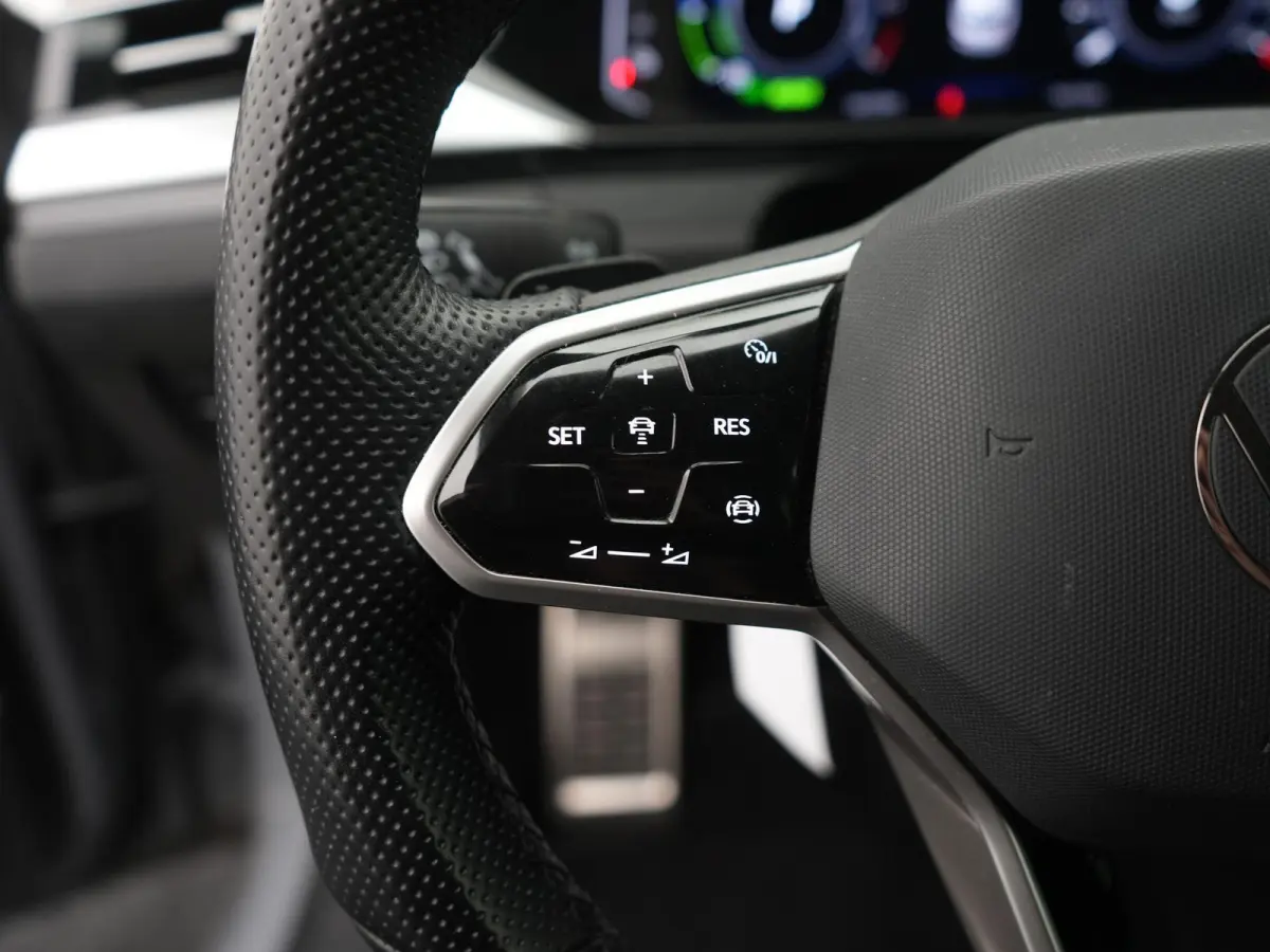 1.4 TSI eHybrid Elegance | STOELVERWARMING VOOR EN ACHTER | ADAPTIEF CRUISE CONTROL | MATRIX LED KOPLAMPEN | 18 " LICHTMETALEN VELGEN | 12 MAANDEN BOVAG GARANTIE |