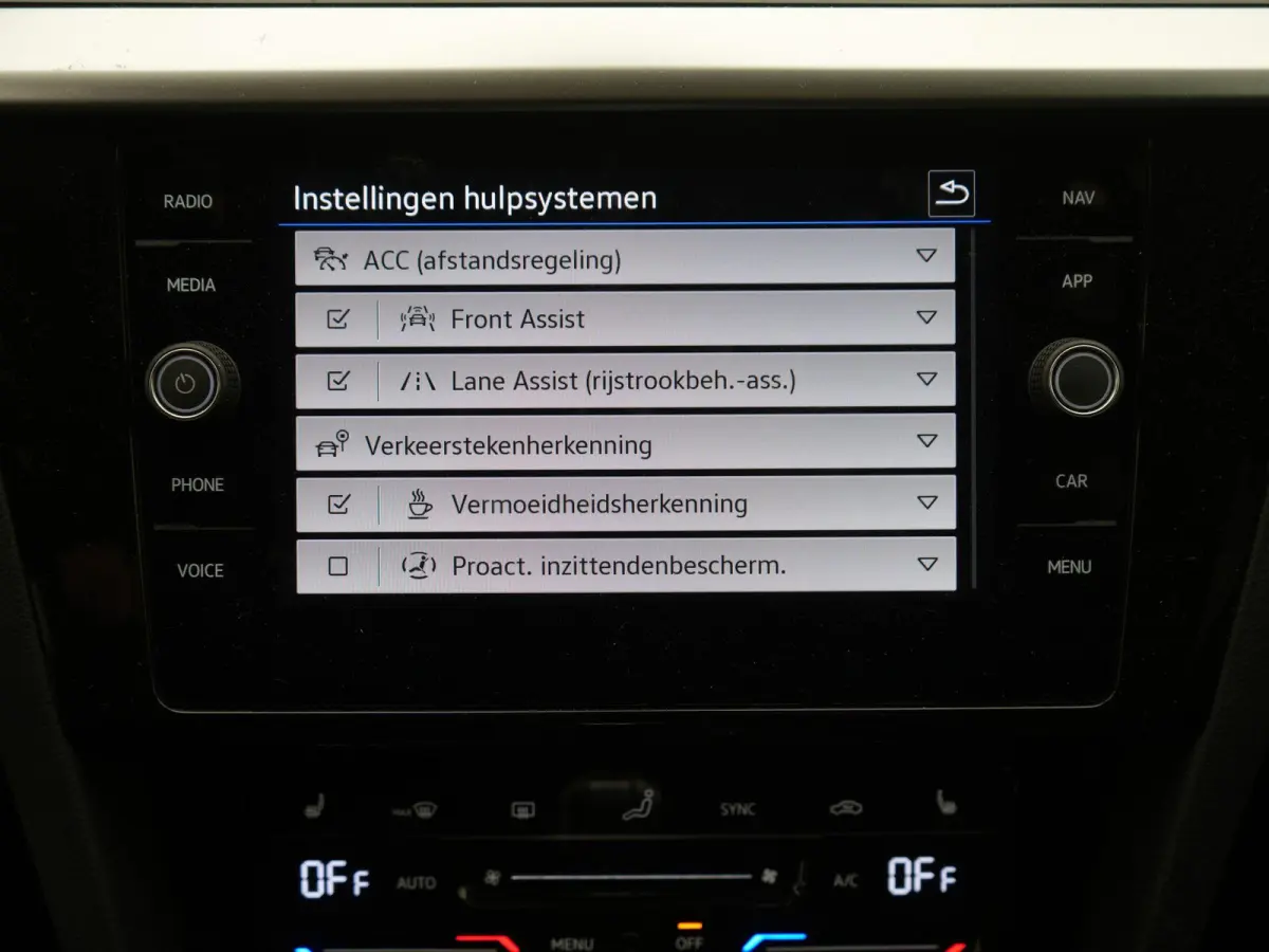 1.4 TSI eHybrid Elegance | STOELVERWARMING VOOR EN ACHTER | ADAPTIEF CRUISE CONTROL | MATRIX LED KOPLAMPEN | 18 " LICHTMETALEN VELGEN | 12 MAANDEN BOVAG GARANTIE |