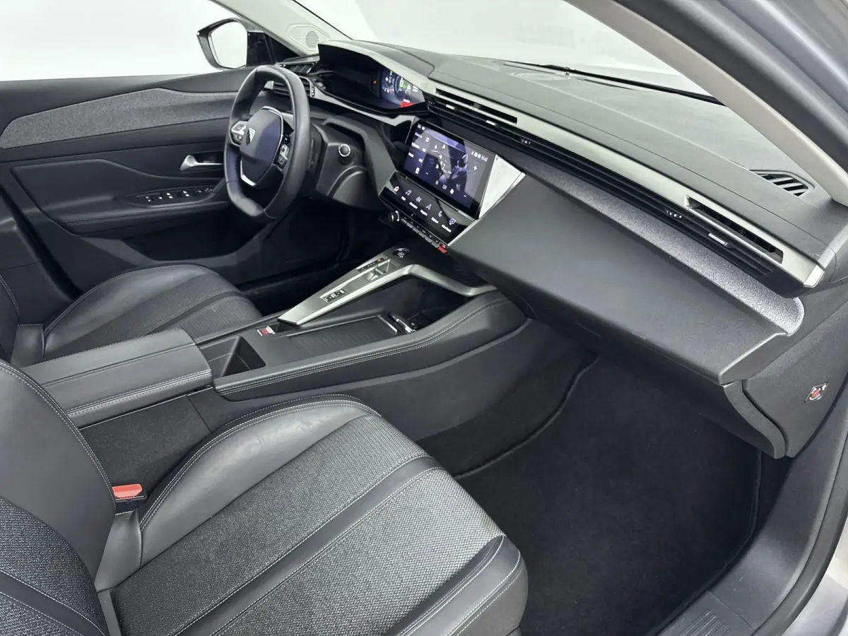 Plug-in Hybrid 180pk Allure | Navigatie | Camera | CarPlay | Dodehoekbewaking | Adaptieve Cruise Control