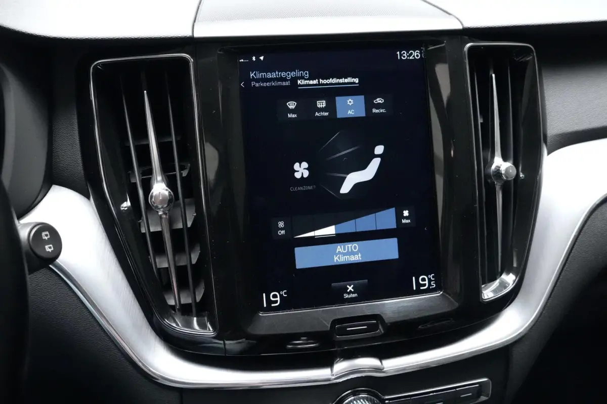 2.0 T8 Twin Engine AWD Momentum 391 PK | Pano-dak | CarPlay | 360 Camera | Led | Pdc | Trekhaak | Luchtvering | Keyless |