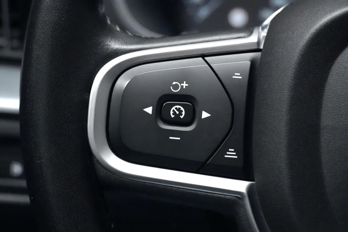 2.0 T8 Twin Engine AWD Momentum 391 PK | Pano-dak | CarPlay | 360 Camera | Led | Pdc | Trekhaak | Luchtvering | Keyless |
