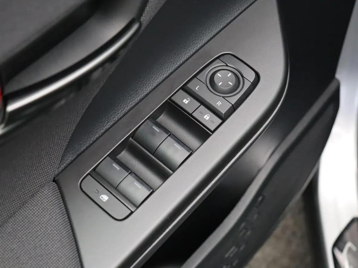 1.8 Hybrid 140 Active | Stoel- en stuurwielverwarming | Voorruitverwarming | Achteruitrijcamera | Dodehoek |