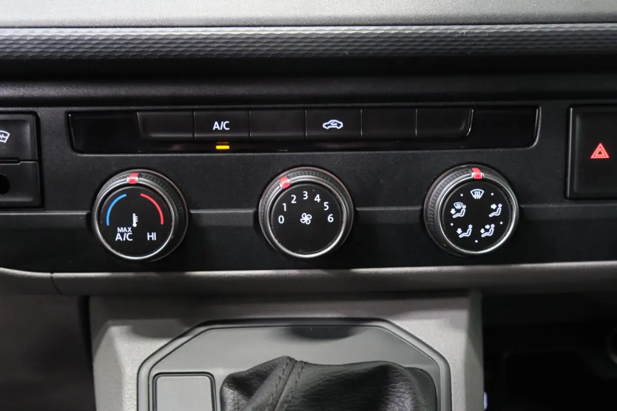 2.0 TDI L2H1 30 Automaat - N.A.P. Airco, Cruise, Navi, PDC, Carplay, Trekhaak.