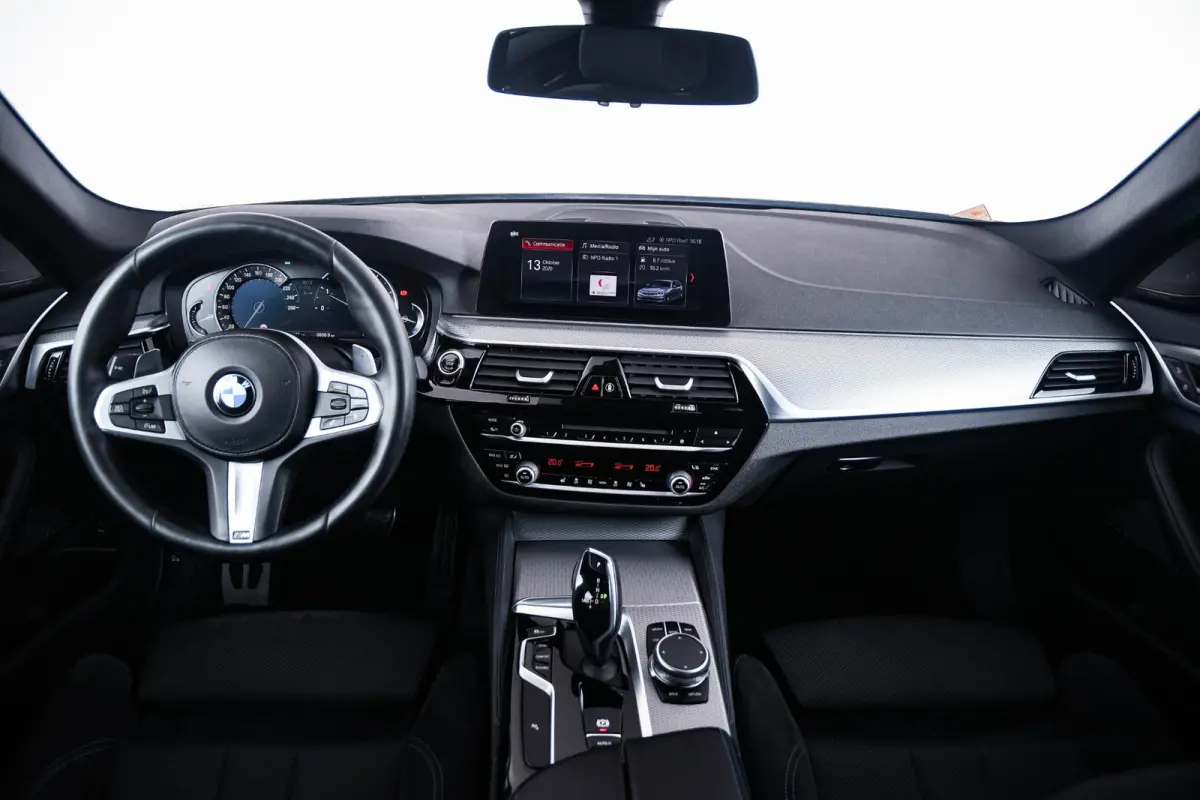 530i xDrive High Executive M Sport - Trekhaak - Ambiance verlichting - Driving/Parking Assistant - Sportstoelen - Elektrisch verwarmde voorstoelen - Navigatiesysteem Professional - Harman ka