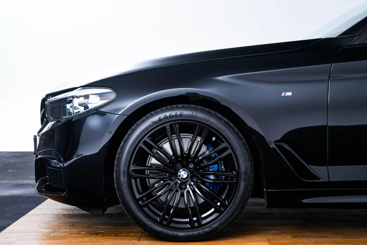 530i xDrive High Executive M Sport - Trekhaak - Ambiance verlichting - Driving/Parking Assistant - Sportstoelen - Elektrisch verwarmde voorstoelen - Navigatiesysteem Professional - Harman ka