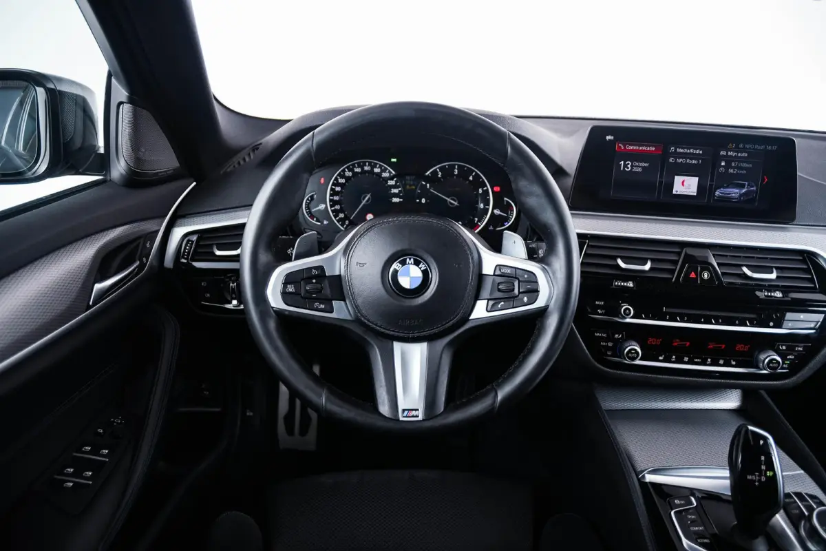530i xDrive High Executive M Sport - Trekhaak - Ambiance verlichting - Driving/Parking Assistant - Sportstoelen - Elektrisch verwarmde voorstoelen - Navigatiesysteem Professional - Harman ka