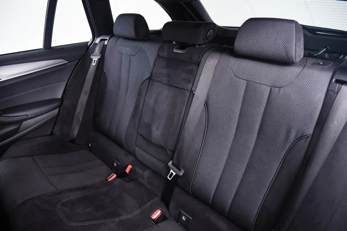 530i xDrive High Executive M Sport - Trekhaak - Ambiance verlichting - Driving/Parking Assistant - Sportstoelen - Elektrisch verwarmde voorstoelen - Navigatiesysteem Professional - Harman ka