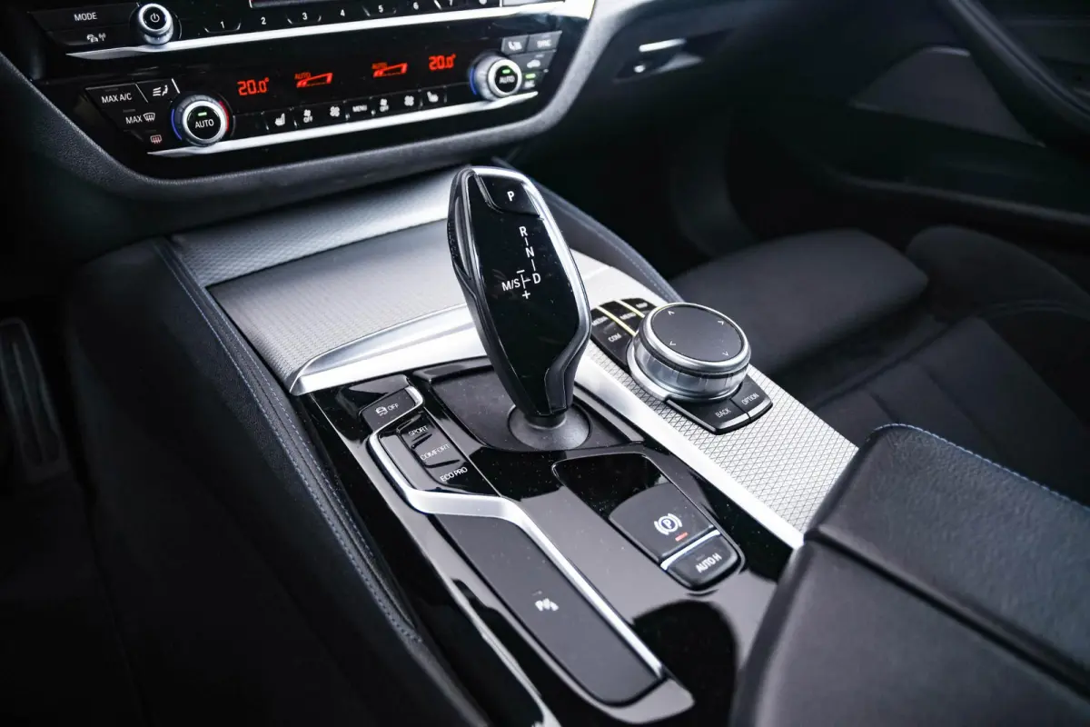 530i xDrive High Executive M Sport - Trekhaak - Ambiance verlichting - Driving/Parking Assistant - Sportstoelen - Elektrisch verwarmde voorstoelen - Navigatiesysteem Professional - Harman ka