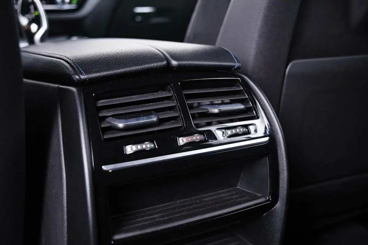 530i xDrive High Executive M Sport - Trekhaak - Ambiance verlichting - Driving/Parking Assistant - Sportstoelen - Elektrisch verwarmde voorstoelen - Navigatiesysteem Professional - Harman ka