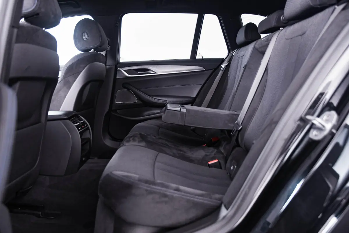 530i xDrive High Executive M Sport - Trekhaak - Ambiance verlichting - Driving/Parking Assistant - Sportstoelen - Elektrisch verwarmde voorstoelen - Navigatiesysteem Professional - Harman ka
