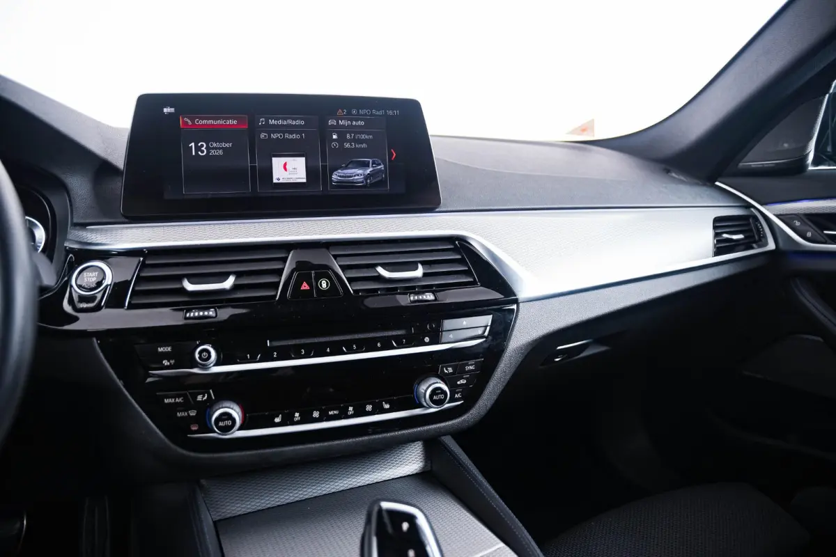530i xDrive High Executive M Sport - Trekhaak - Ambiance verlichting - Driving/Parking Assistant - Sportstoelen - Elektrisch verwarmde voorstoelen - Navigatiesysteem Professional - Harman ka
